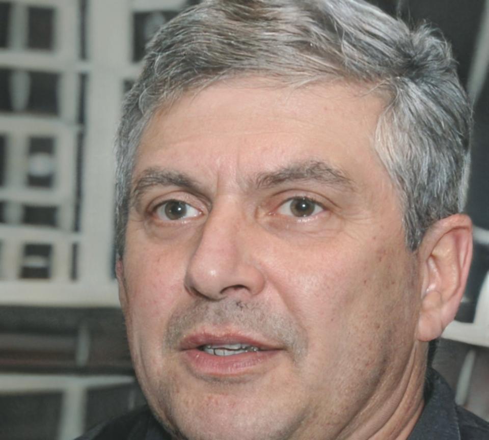 Retrato profesional de Aurelio Mendoza, especialista senior en planificación financiera