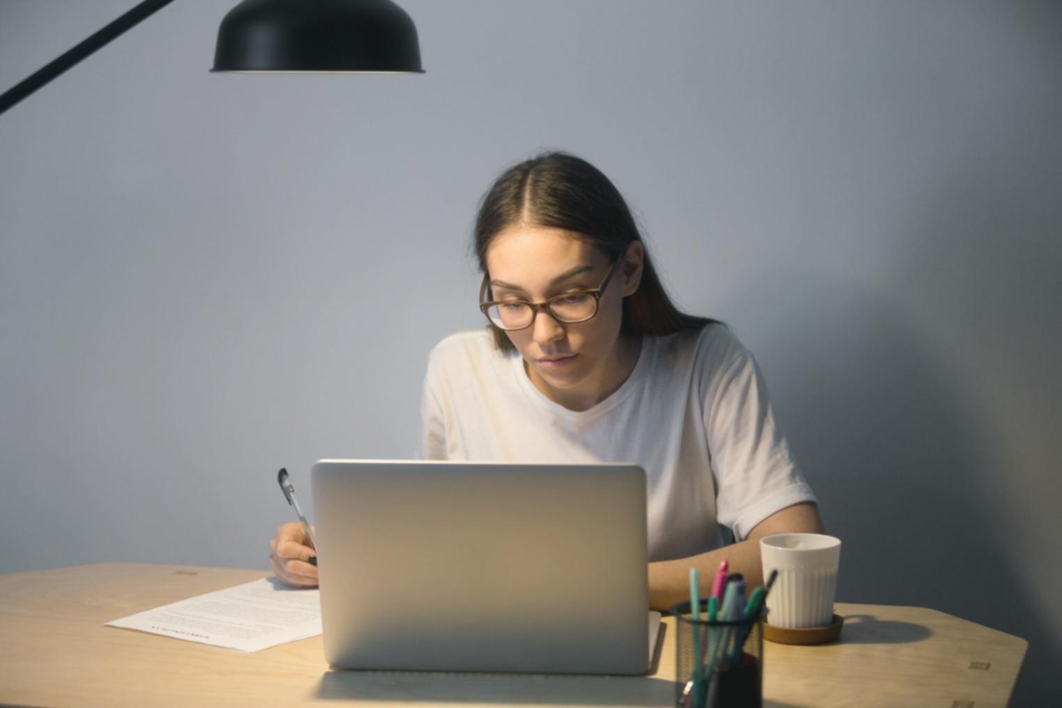 Profesionales trabajando en estrategias financieras